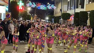 La cabalgata del Ninot llena las calles de Benicarló de música y disfraces