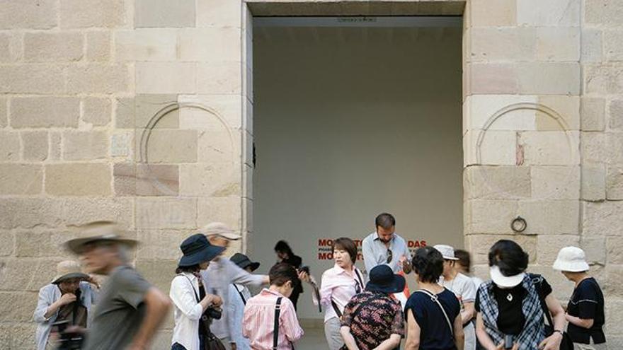 Turistas en la entrada del Museo Picasso Málaga.