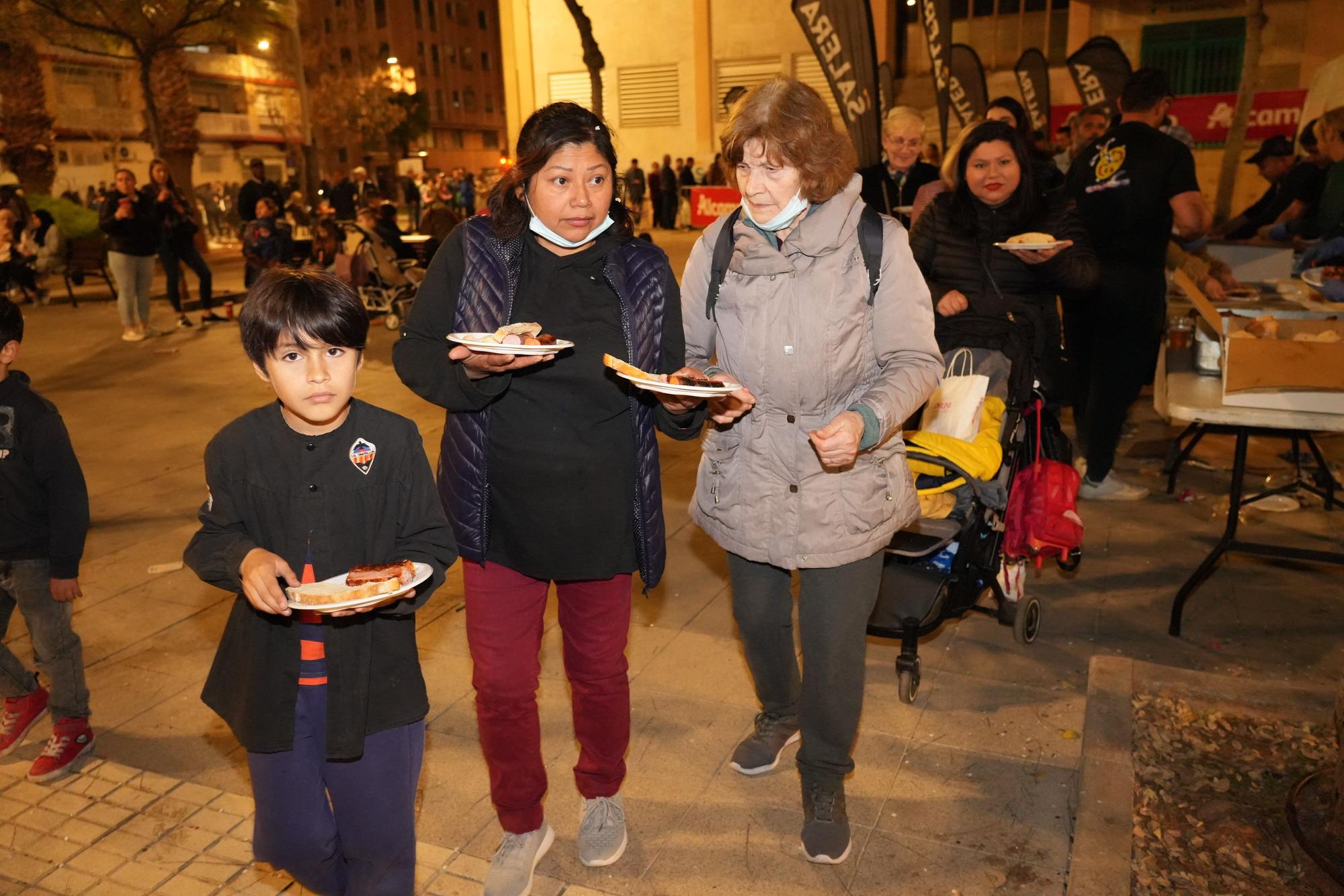 Imágenes de Magdalena: Barbacoa popular para más de 4.000 personas en Castelló