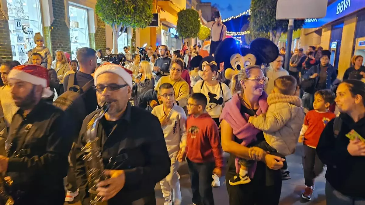 La ciudad de Telde se ilumina y da comienzo a la Navidad en un Parque Arnao a rebosar