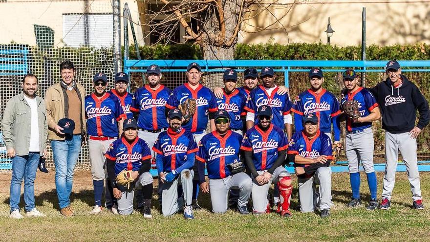 El equipo Gandia Béisbol, en el remozado campo