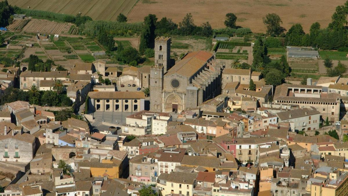 A l’esquerra, panoràmica de
Castelló. A la dreta, vista 
general d’Empuriabrava,
i imatge dels canals de la 
marina.  | AJ. DE CASTELLÓ / EMPORDÀ