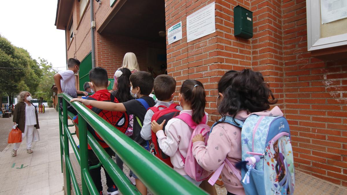 Alumnos de un colegio de Cáceres, al inicio del pasado curso escolar.