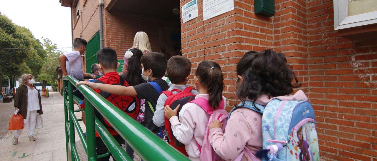 Alumnos de un colegio de Cáceres, al inicio del pasado curso escolar.