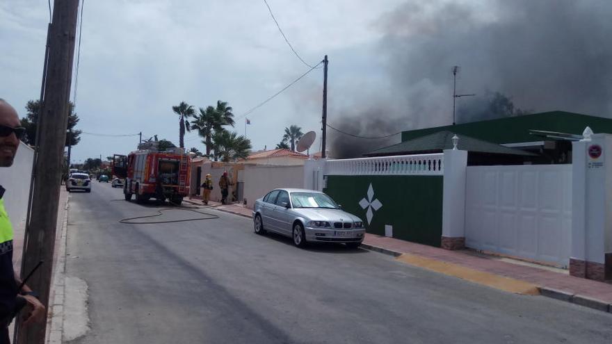 Heridos un Guardia Civil y un niño en el incendio de una vivienda en Torrevieja