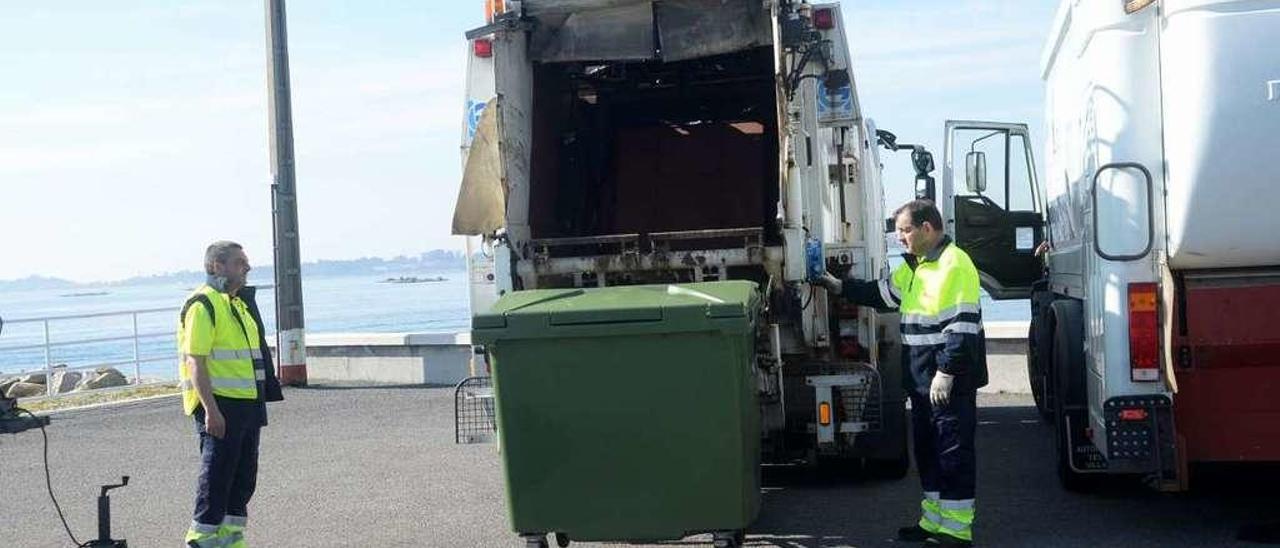 Un camión de la basura recoge un contenedor en el puerto de Vilanova de Arousa. // Noé Parga