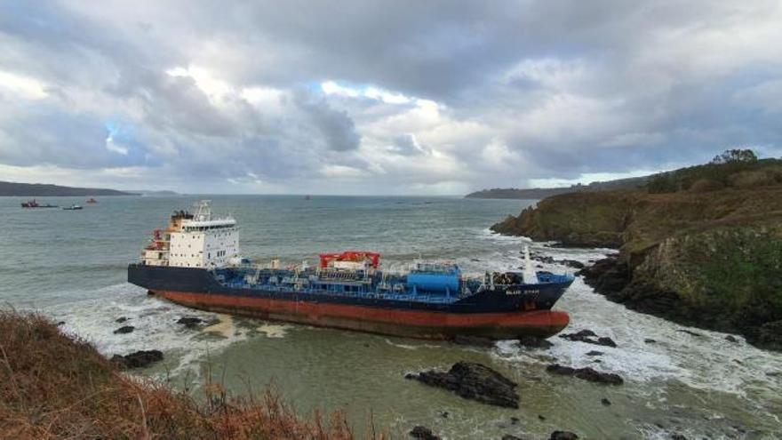 Suspenden el rescate del barco encallado en la ría de Ares