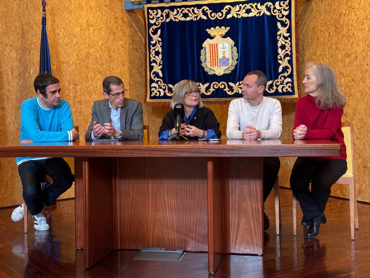 Responsables del IES Cap de l'Aljub de Santa Pola, fueron recibidos por la alcaldesa tras recibir el premio nacional