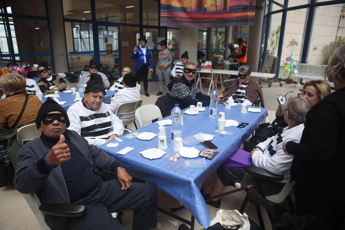 Carnaval en la residencia Torrente Ballester de A Coruña: la fiesta del robo en el Louvre