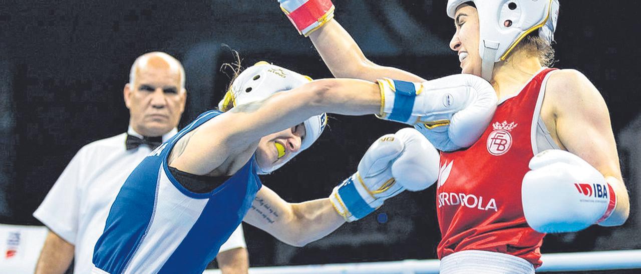 Laura Fuertes, a la derecha, en un momento del campeonato