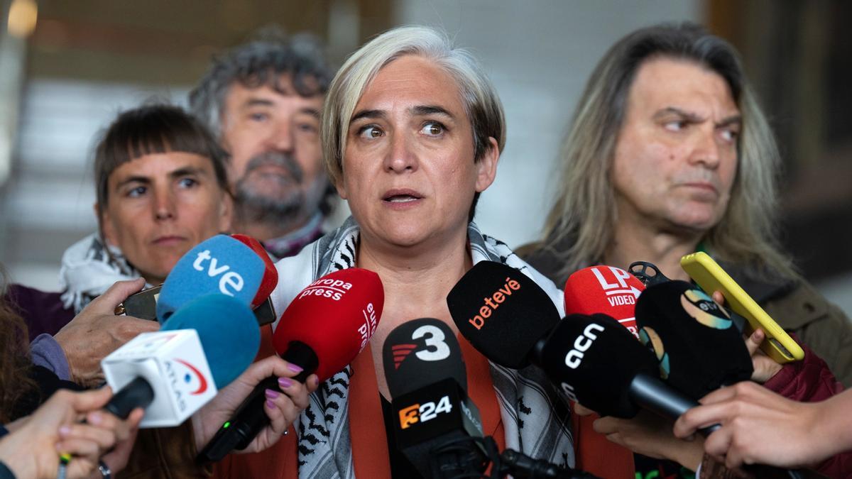Ada Colau atiende a los medios en el Aeropuerto de Barcelona-El Prat antes de embarcar para unirse a la Flotilla de la Libertad