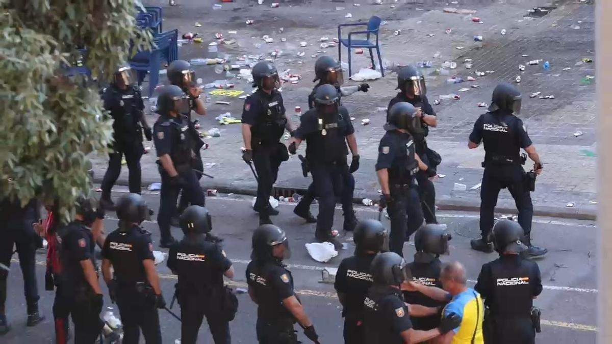 Incidentes con la Policía Nacional antes del Valencia - Barcelona