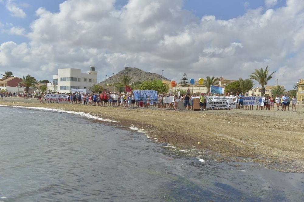 Protesta ante un Mar Menor que amanece cubierto de espuma