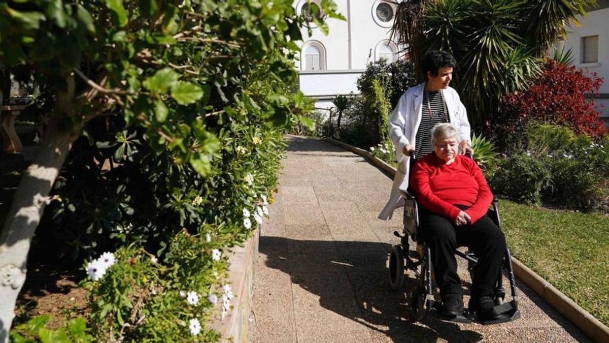 Susana del Cid pasea a Pilar Riello (97 años) por los jardines del centro