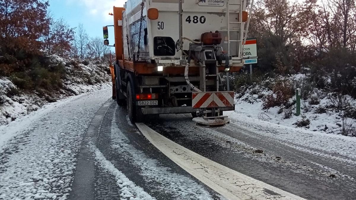 La Diputación de Zamora actúa en la ZA-L-2699 por la nevada caída en la zona de La Tejera.