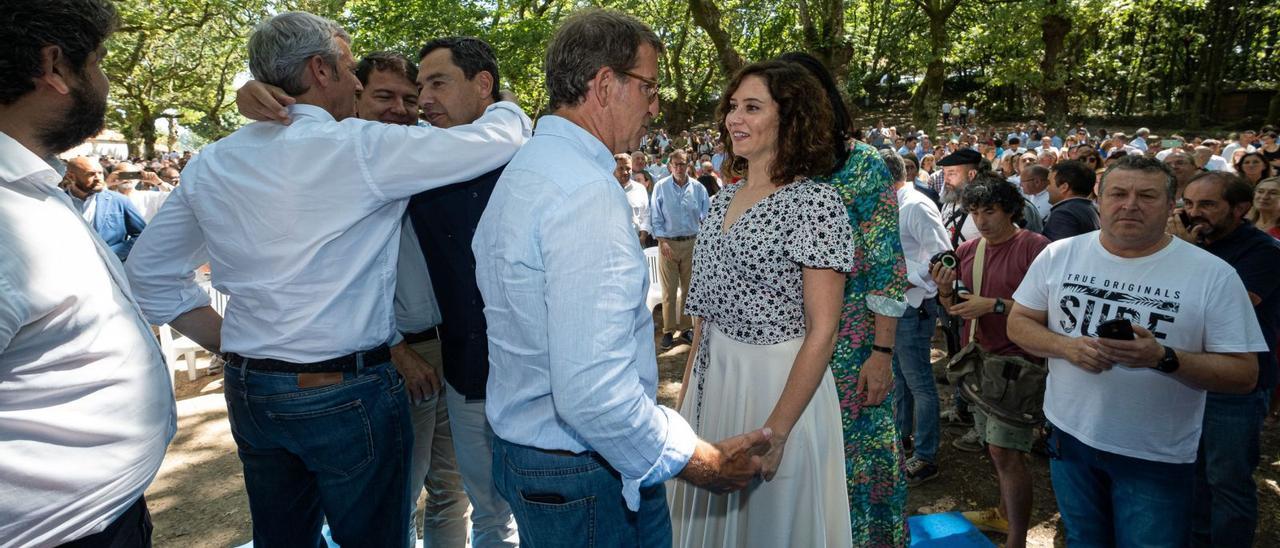 Feijóo charla con Ayuso en primer plano. Por detrás, Rueda abraza a Mañueco y Bonilla ante la mirada de López Miras.  | // E.P.