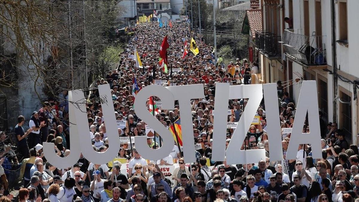 zentauroepp47489258 graf9330  alsasua  navarra   24 03 2019   representantes de 190324160610