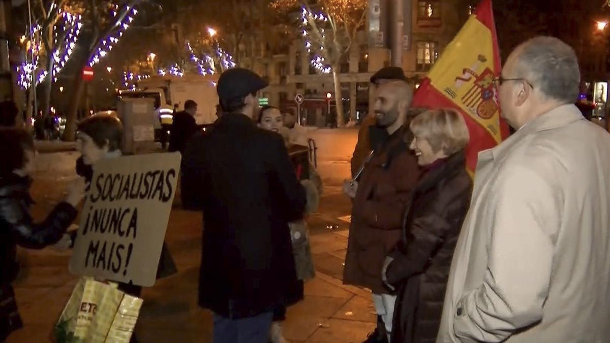 El PSOE ve un delito de odio en la última protesta en Ferraz y estudia acciones legales.