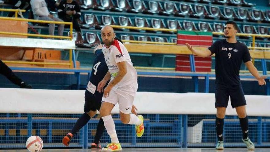 Josico avanza con el balón.