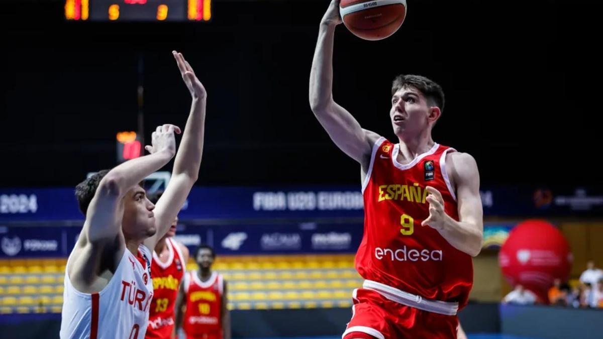 Sergio de Larrea en una acción de ataque contra Turquía