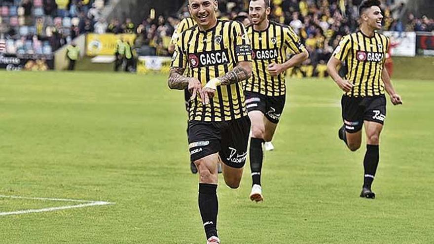 Antonio SÃ¡nchez celebra un gol que marcÃ³ con el Barakaldo.