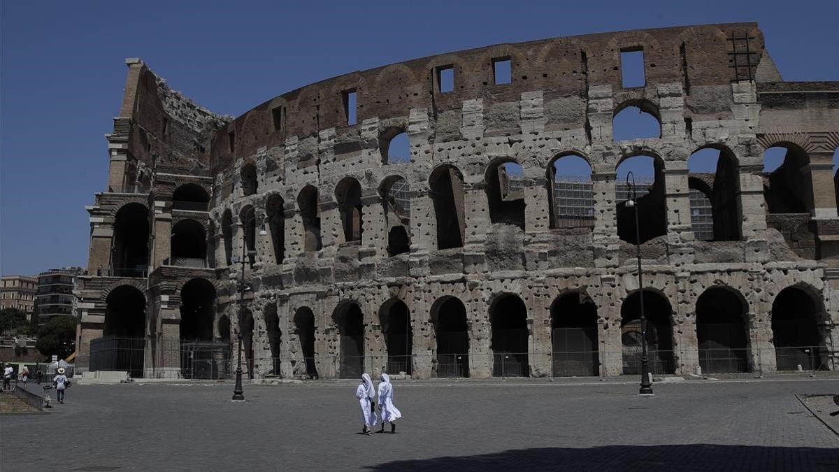 Dos monjas caminan frente a un Coliseo sin apenas visitantes, el pasado sábado.