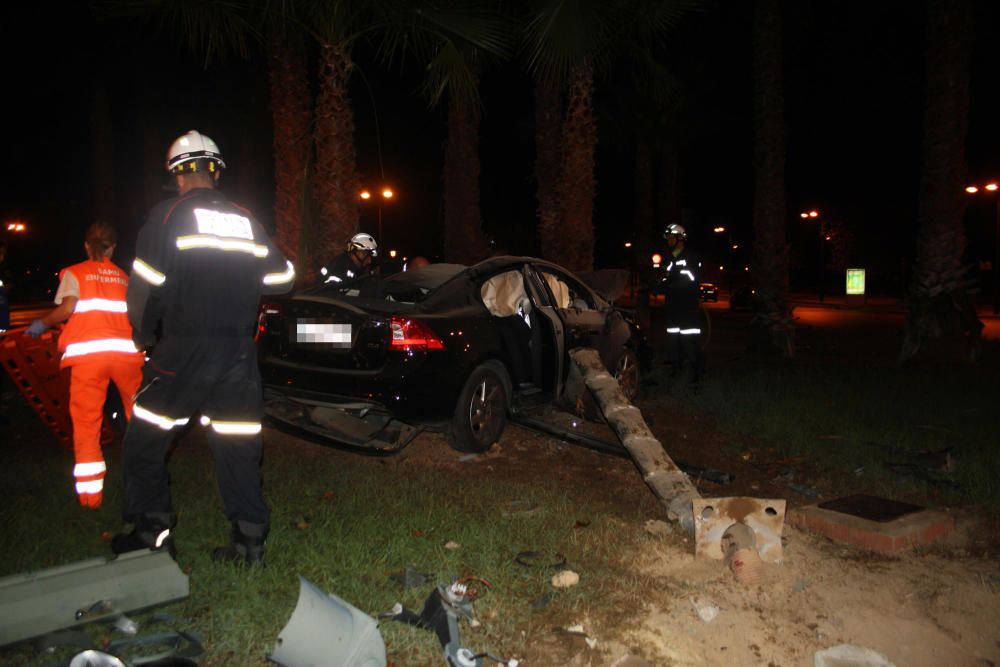 Estrella su coche en una rotonda de Tres Forques