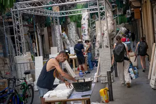 Cuenta atrás para las Fiestas de Gràcia: los vecinos ultiman los guarnidos en plena ola de calor