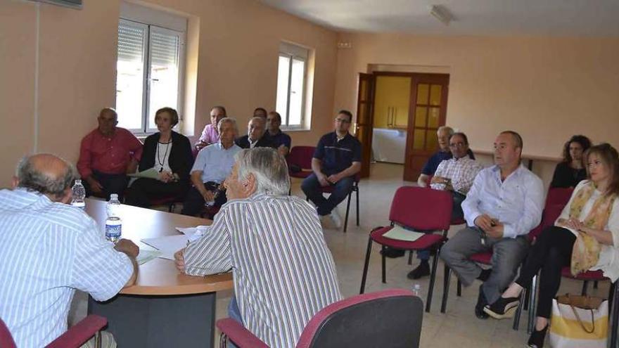 Desarrollo de la asamblea celebrada por los municipios con embalses ayer en Mombuey.