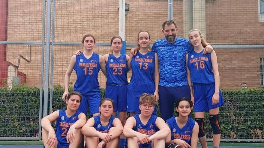 Equipo de baloncesto femenino de Massalfassar Athletic Club son su entrenador.