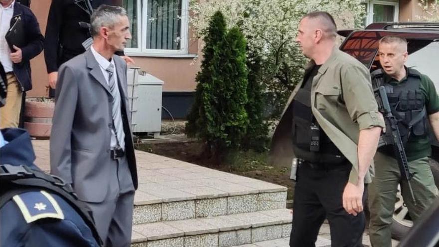 El nuevo alcalde de Zvecan, Ilir Peci, saliendo del Ayuntamiento protegido por fuerzas de la OTAN.