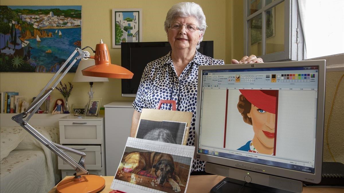 Concha García posa en su estudio con el cartel de Mary Poppins que le encargó Disney