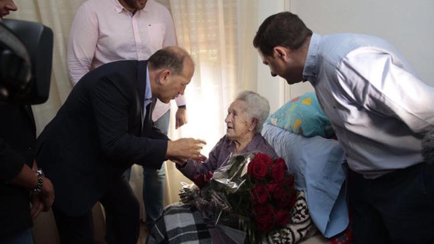 Leiceaga saluda a Josefina Villaverde en su casa de Cuntis.