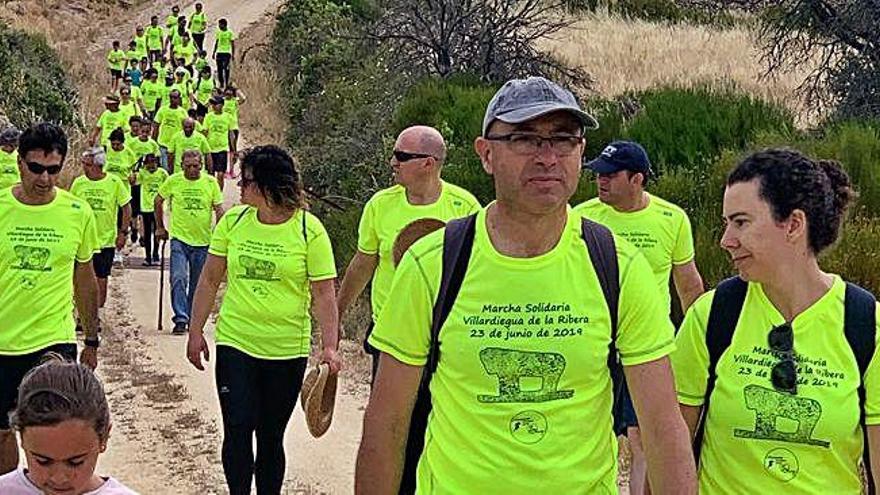 Recorrido por los caminos de Villardiegua durante la marcha solidaria celebrada ayer.