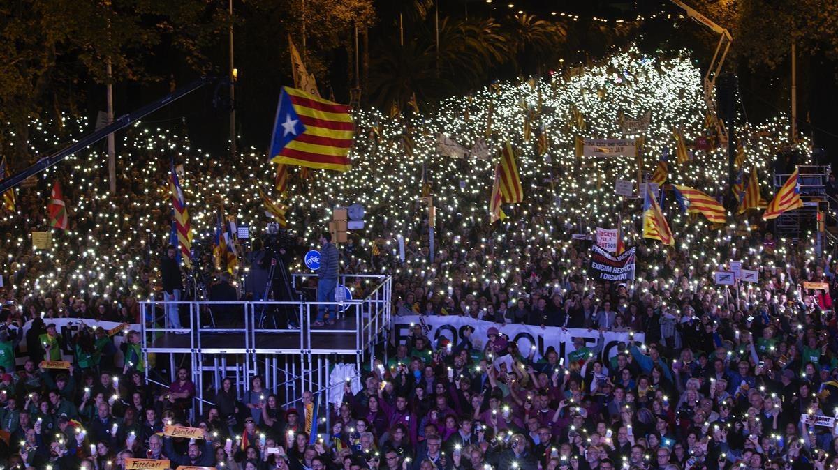 Vista nocturna de la manifestación.