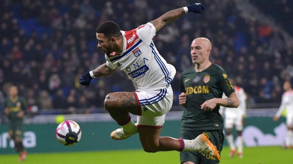 Memphis Depay en una imagen de archivo disputando un partido con el Olympique de Lyon.