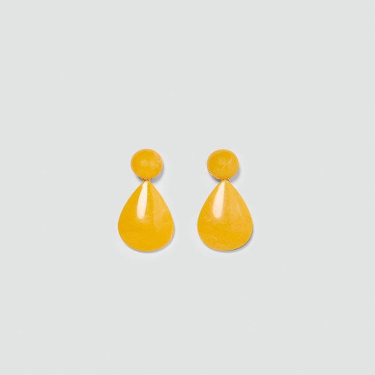 Pendientes de mármol amarillo de Zara