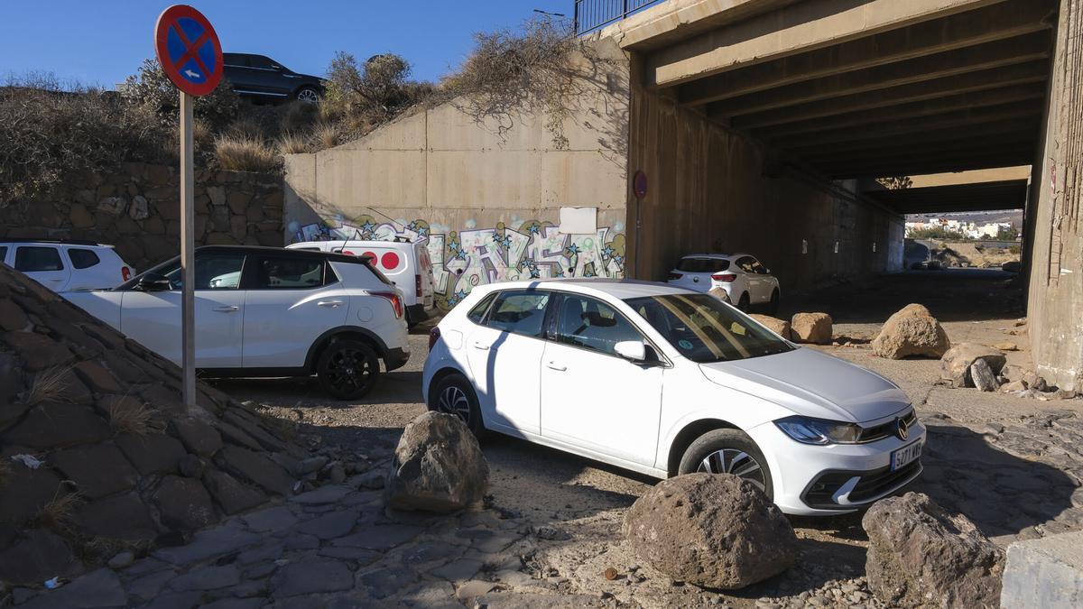 Retirada de coches aparcados en el barranco de Ojos de Garza