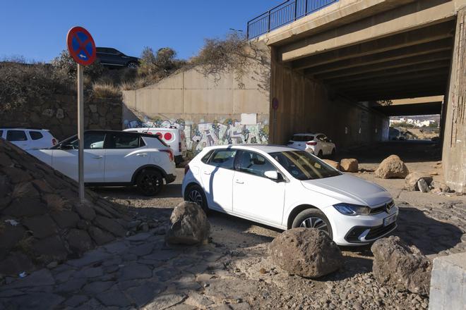 Retirada de coches aparcados en el barranco de Ojos de Garza