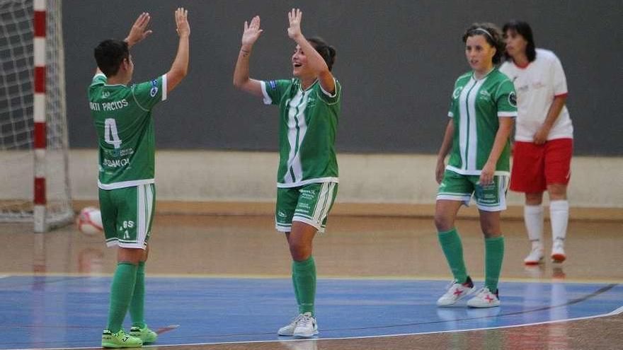 Nati Pacios y María Arias celebran uno de los goles del Burgas, ayer en Os Remedios. // Iñaki Osorio