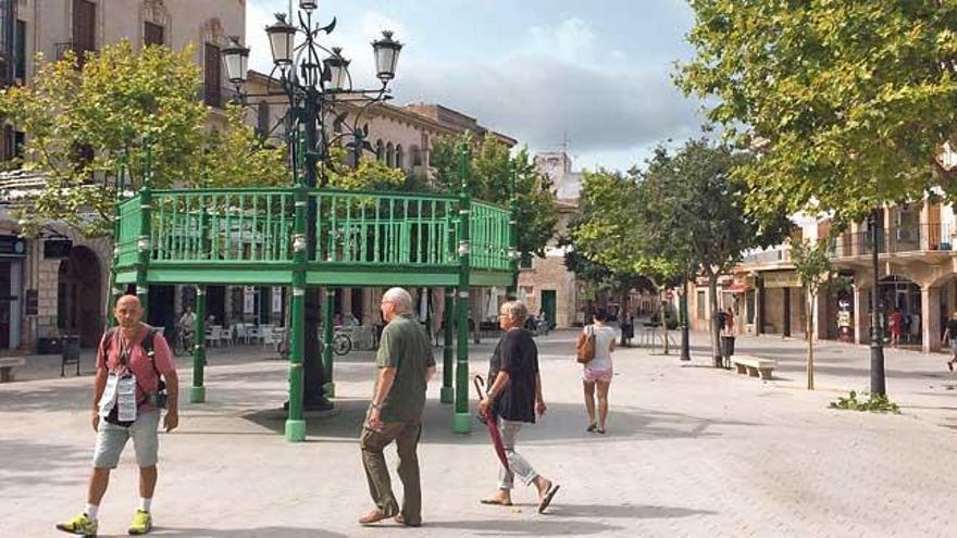 El popular ´cadafal´ en la céntrica plaza Espanya de Llucmajor, montado con motivo de las celebraciones en honor a Santa Càndida.