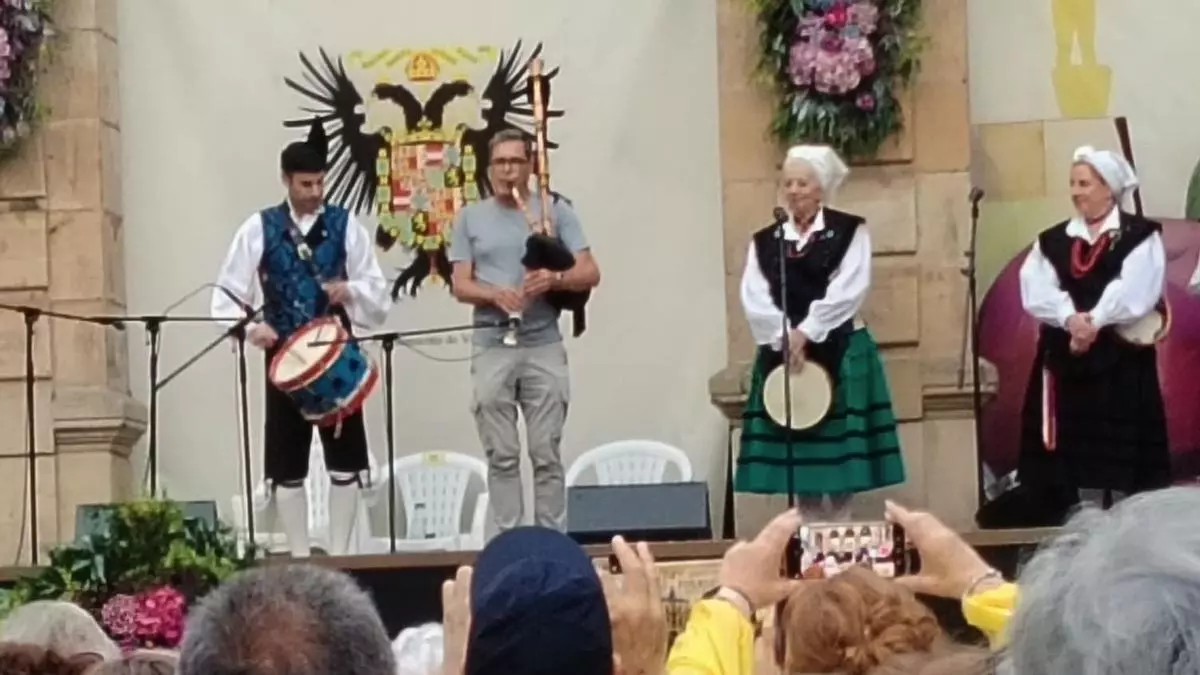 Hevia se suma por sorpresa al Festival Folclórico de Villaviciosa, que despidió con homenaje a Juan Jurado, su histórico presentador