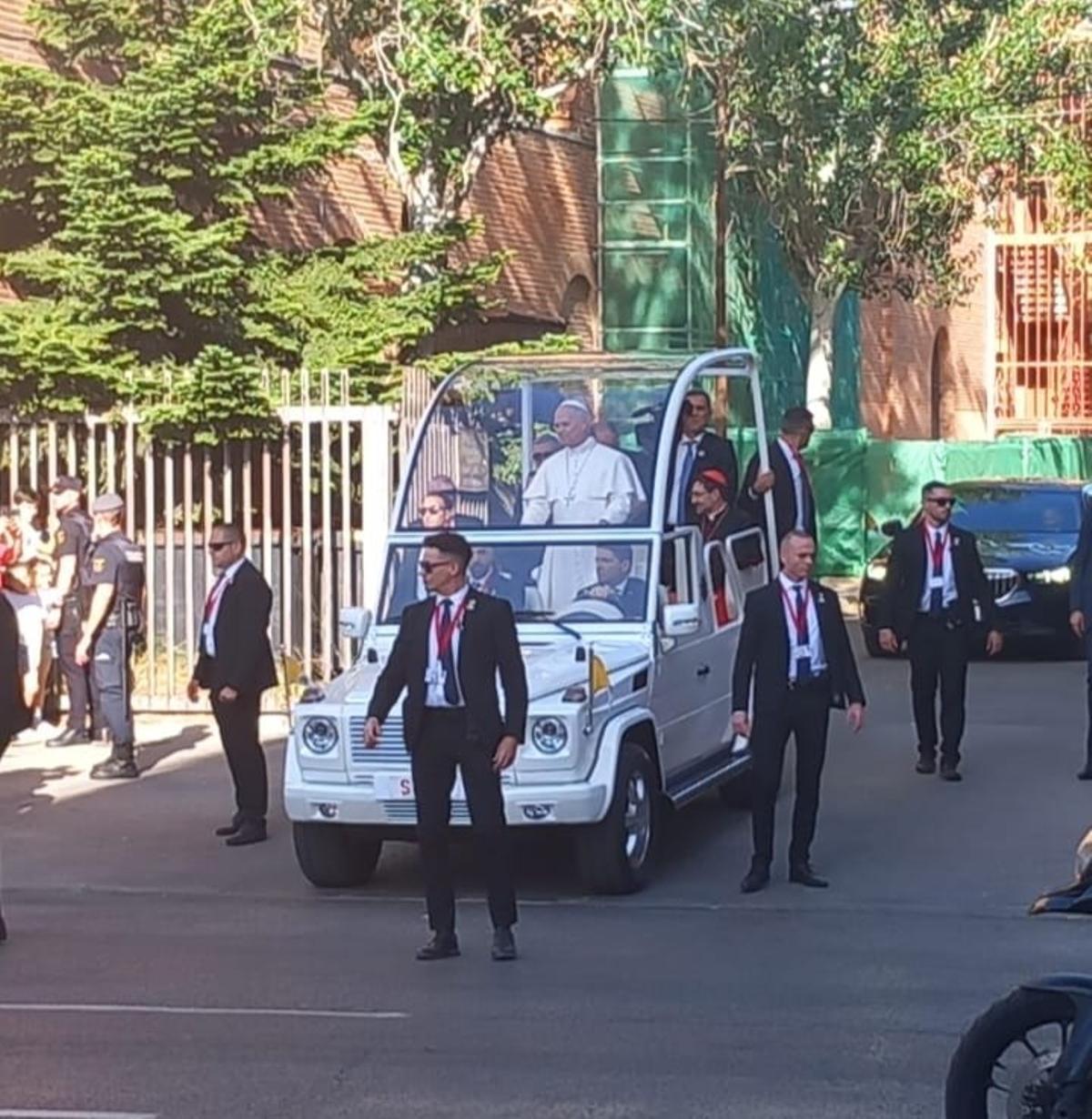 León XIV, saliendo del Ramiro de Maeztu de Madrid.