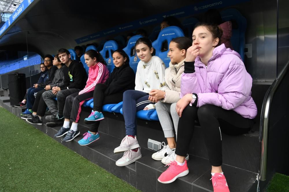 Alumnos de 6º de Primaria conocen las instalaciones del Deportivo en Riazor dentro de la serie de encuentros organizados por LA OPINIÓN y la Fundación Real Club Deportivo.