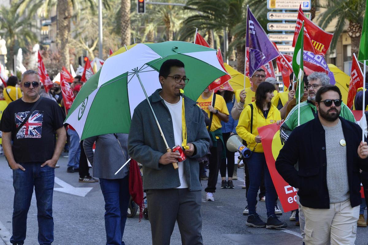 Así ha sido la manifestación de profesores en defensa de mejoras laborales y salariales en Alicante