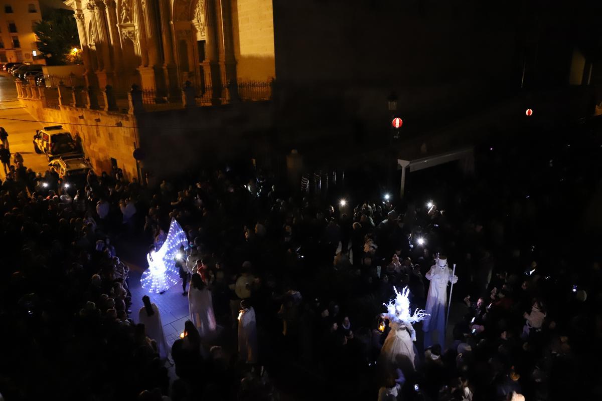 El 'hada de la luz' a su paso por la Plaza de España.
