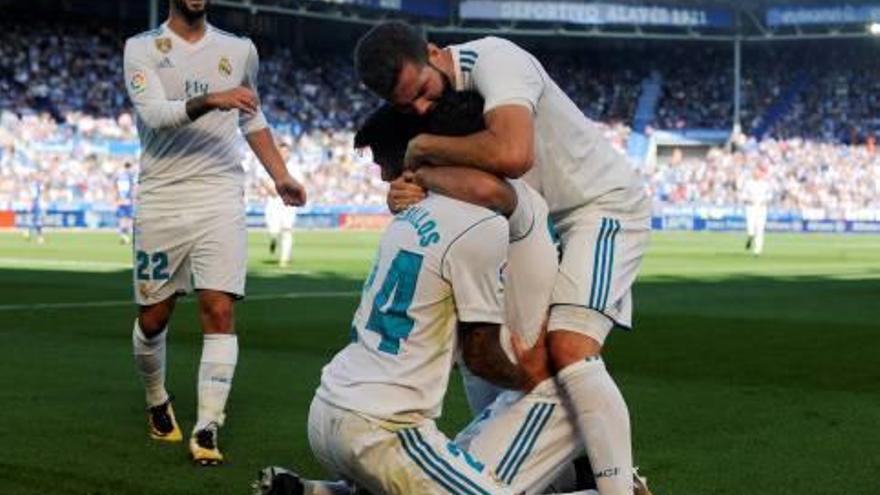 Los jugadores del Madrid celebran uno de los dos goles de Ceballos ayer en Mendizorroza.