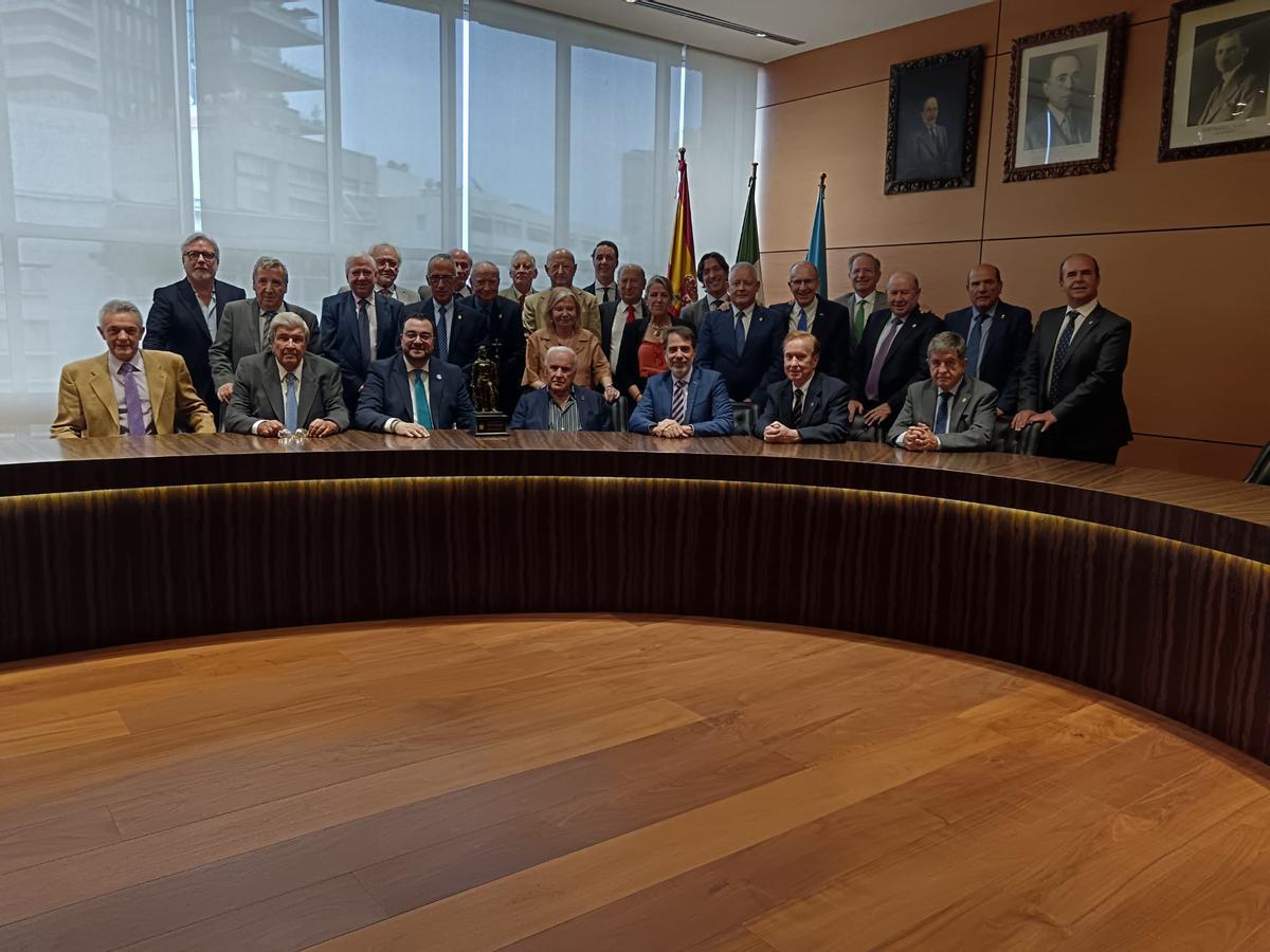 Barbón y otros representantes del Principado, con la Junta Directiva del Centro Asturiano de México, en la sala de juntas de la institución