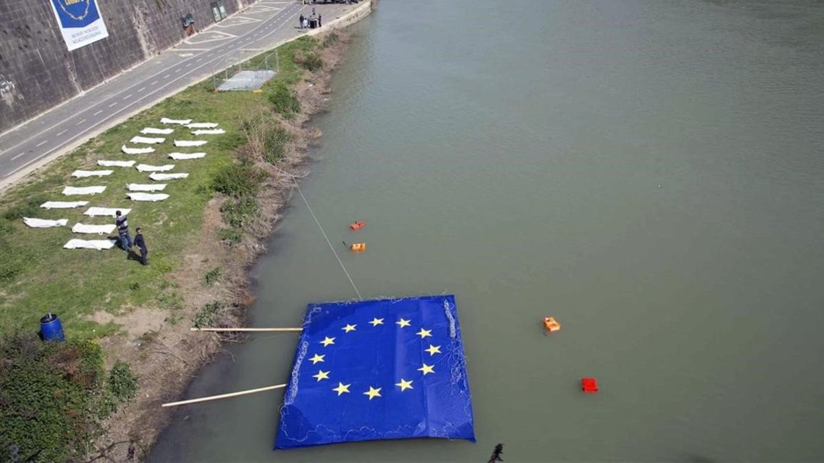 Protesta contra el trato de la UE a ñps refugiados en el río Tíber, en Roma, coincidiendo con la cumbre