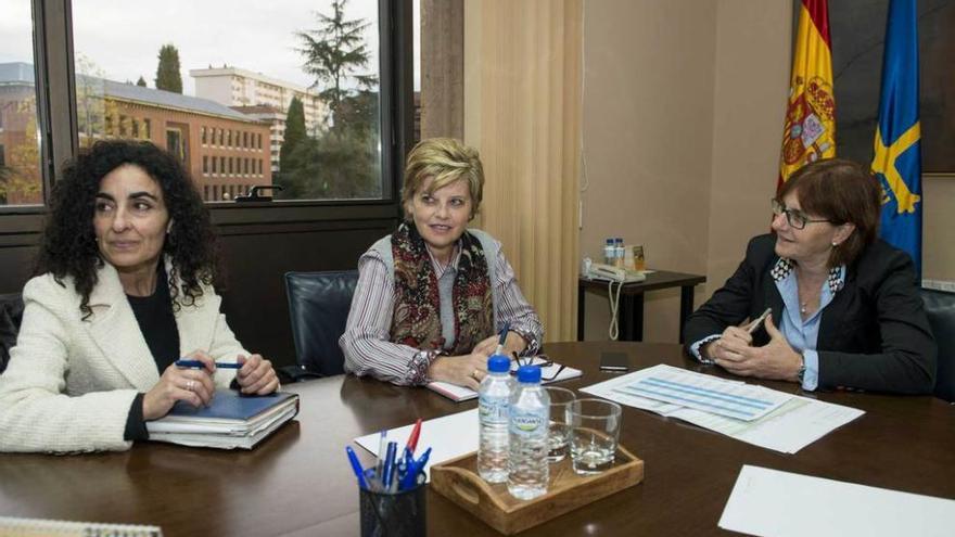 María Asunción Arias, Maribel Méndez Ramos y Pilar Varela, ayer, en la Consejería.